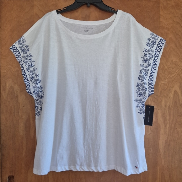 Tommy Hilfiger Women's Plus 2X Tee with Blue Accents. 100% cotton - Picture 1 of 9